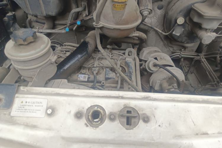 Used Dongfeng Yufeng 2014 3.0T Lingyun Version Short Wheelbase Mid-Roof Emission Standard IV ZD30 Engine Bay