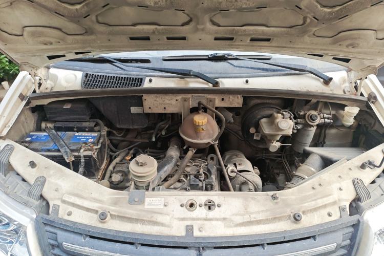 Used Dongfeng Yufeng 2014 2.5T YuliBao Logistics Vehicle Standard Features Include Short Wheelbase with Mid-Roof ZD25 Engine Bay