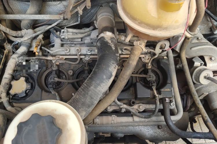 Used Dongfeng Yufeng 2014 2.5T YuliBao Logistics Vehicle Mid-axle Mid-roof ZD25 Engine Bay