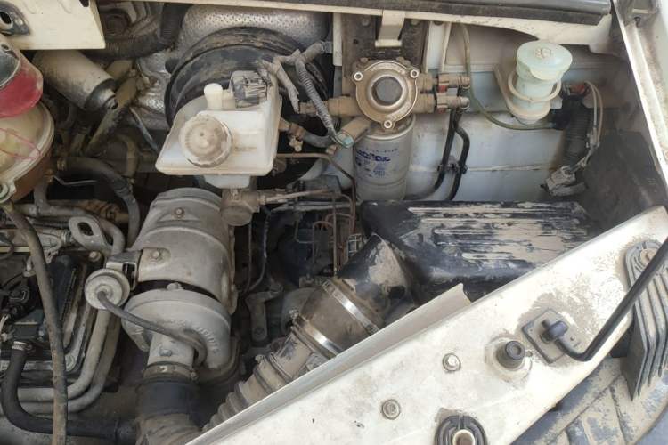 Used Dongfeng Yufeng 2014 2.5T YuliBao Logistics Vehicle Mid-axle Mid-roof ZD25 Engine Bay Left