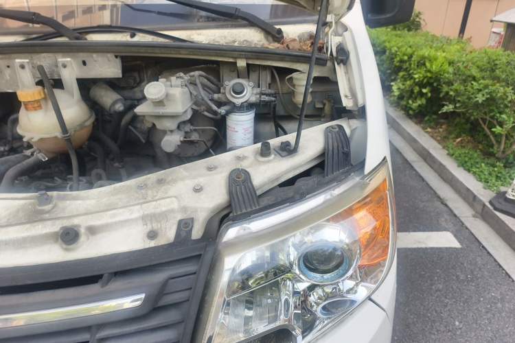 Used Dongfeng Yufeng 2014 2.5T YuliBao Logistics Vehicle Mid-axle Mid-roof ZD25 Engine Bay Left
