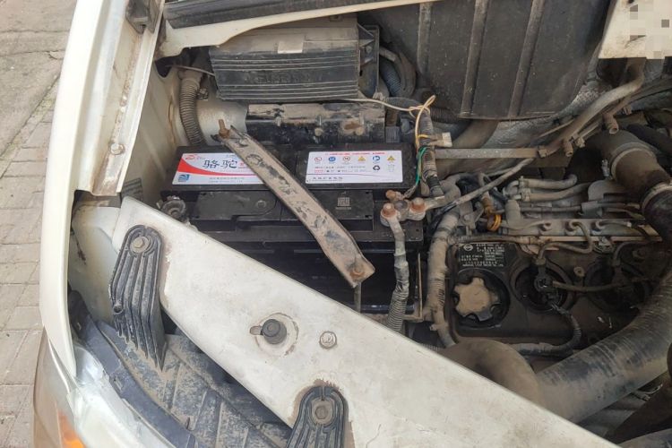Used Dongfeng Yufeng 2014 2.5T YuliBao Logistics Vehicle Mid-axle Mid-roof ZD25 Engine Bay Right