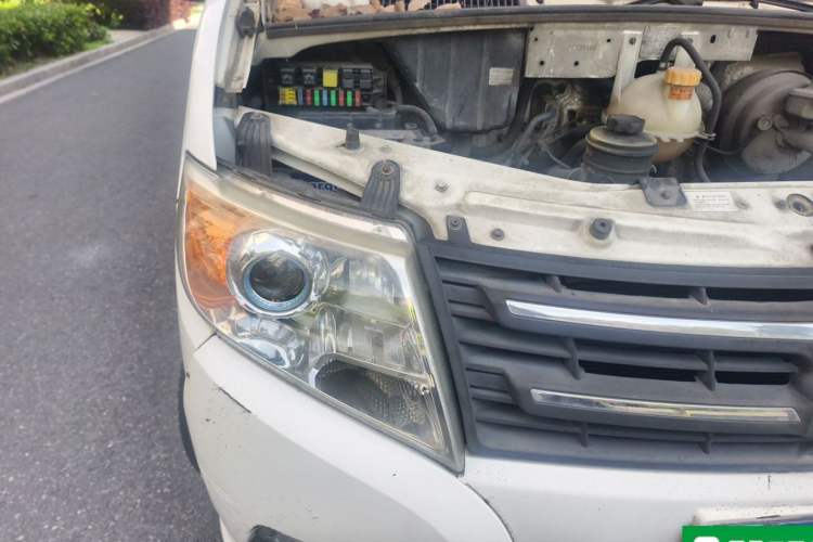 Used Dongfeng Yufeng 2014 2.5T YuliBao Logistics Vehicle Mid-axle Mid-roof ZD25 Engine Bay Right