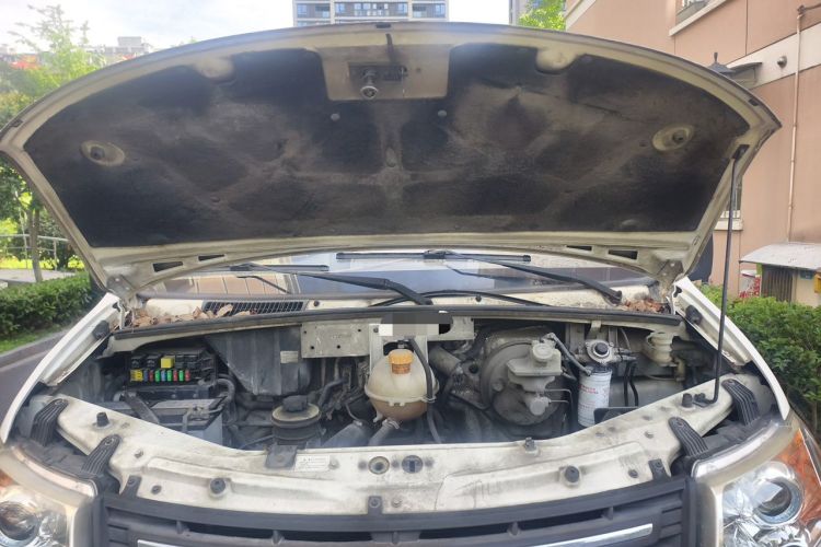 Used Dongfeng Yufeng 2014 2.5T YuliBao Logistics Vehicle Mid-axle Mid-roof ZD25 Engine Bay