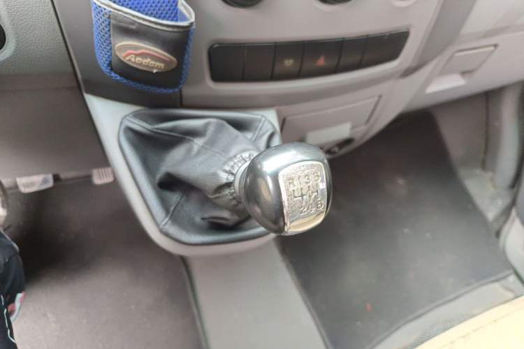 Used Dongfeng Yufeng 2014 3.0T Lingyun Version Short Wheelbase Mid-Roof Emission Standard IV ZD30 Gear Lever