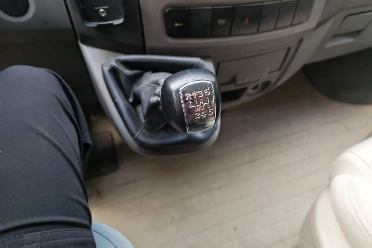 Used Dongfeng Yufeng 2014 2.5T YuliBao Logistics Vehicle Standard Features Include Short Wheelbase with Mid-Roof ZD25 Gear Lever