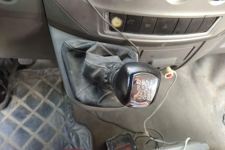 Used Dongfeng Yufeng 2014 2.5T YuliBao Logistics Vehicle Mid-axle Mid-roof ZD25 Gear Lever