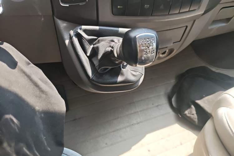 Used Dongfeng Yufeng 2014 2.5T YuliBao Logistics Vehicle Standard Features Include Short Wheelbase with Mid-Roof ZD25 Gear Lever