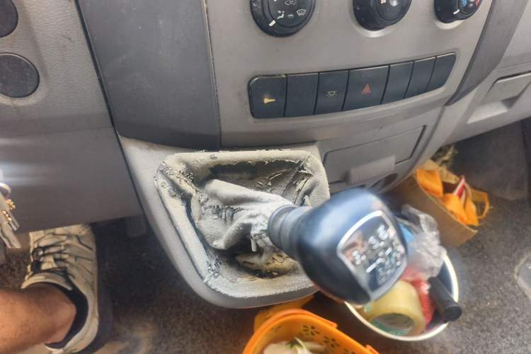 Used Dongfeng Yufeng 2014 2.5T YuliBao Logistics Vehicle Mid-axle Mid-roof ZD25 Gear Lever