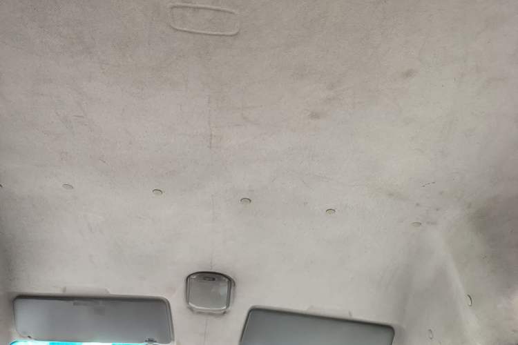 Used Dongfeng Yufeng 2014 2.5T YuliBao Logistics Vehicle Mid-axle Mid-roof ZD25 Headliner