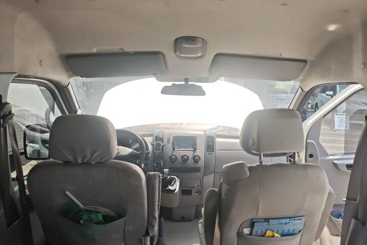 Used Dongfeng Yufeng 2014 2.5T YuliBao Logistics Vehicle Standard Features Include Short Wheelbase with Mid-Roof ZD25 Headliner