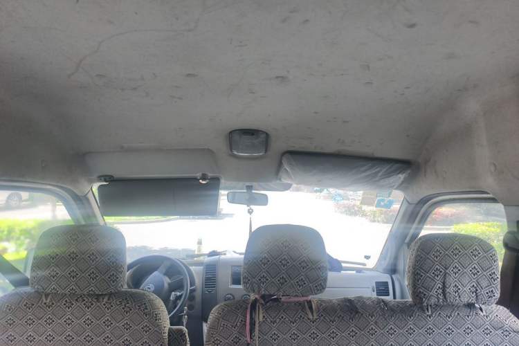 Used Dongfeng Yufeng 2014 2.5T YuliBao Logistics Vehicle Mid-axle Mid-roof ZD25 Headliner
