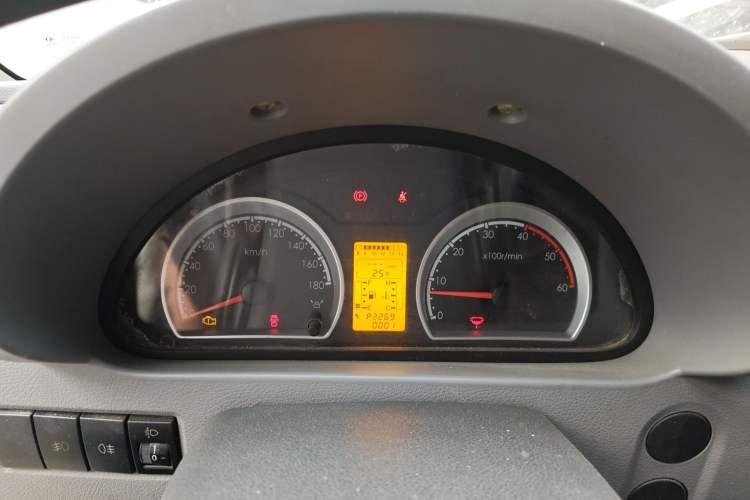Used Dongfeng Yufeng 2014 2.5T YuliBao Logistics Vehicle Standard Features Include Short Wheelbase with Mid-Roof ZD25 Instrument Cluster