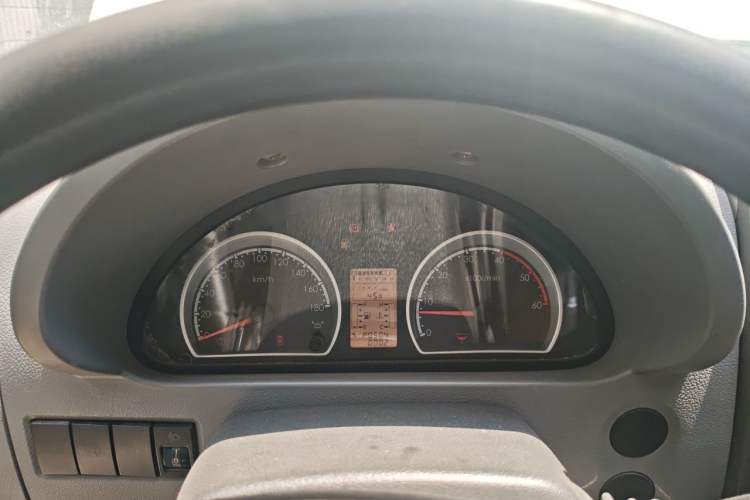 Used Dongfeng Yufeng 2014 2.5T YuliBao Logistics Vehicle Standard Features Include Short Wheelbase with Mid-Roof ZD25 Instrument Cluster
