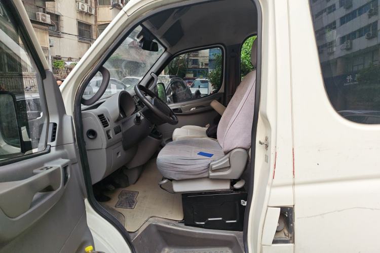 Used Dongfeng Yufeng 2014 2.5T YuliBao Logistics Vehicle Standard Features Include Short Wheelbase with Mid-Roof ZD25 Left Front Seat