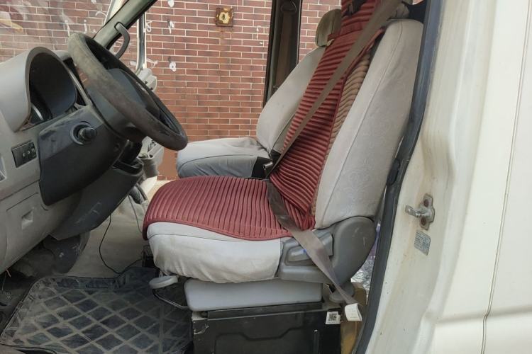 Used Dongfeng Yufeng 2014 2.5T YuliBao Logistics Vehicle Mid-axle Mid-roof ZD25 Left Front Seat