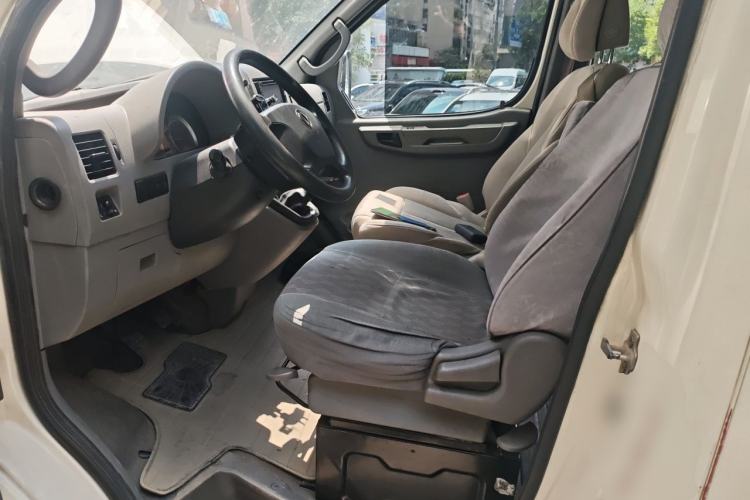 Used Dongfeng Yufeng 2014 2.5T YuliBao Logistics Vehicle Standard Features Include Short Wheelbase with Mid-Roof ZD25 Left Front Seat