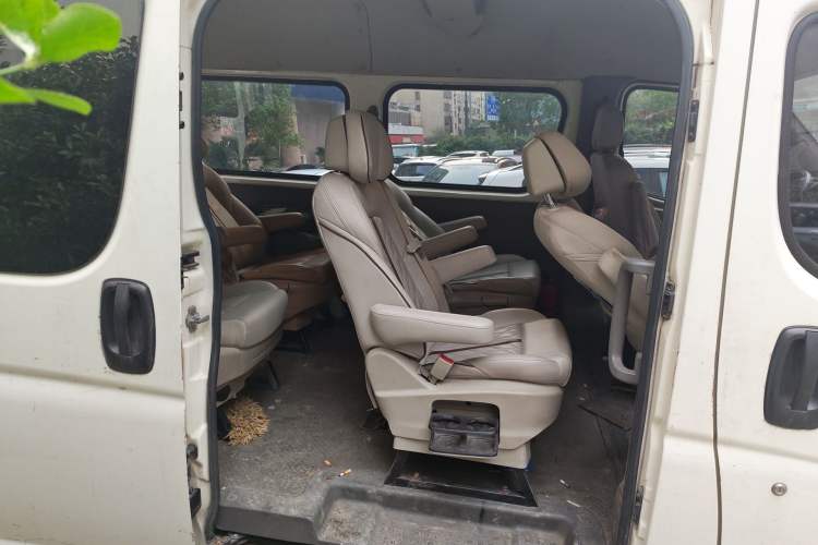 Used Dongfeng Yufeng 2014 2.5T YuliBao Logistics Vehicle Standard Features Include Short Wheelbase with Mid-Roof ZD25 Left Rear Seat