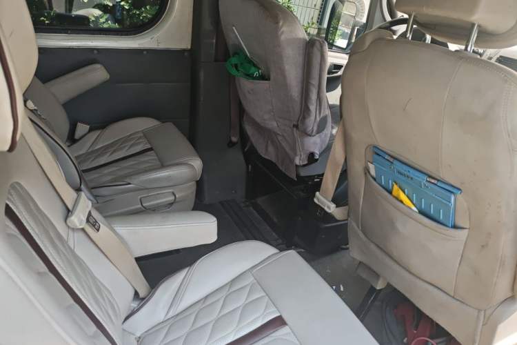 Used Dongfeng Yufeng 2014 2.5T YuliBao Logistics Vehicle Standard Features Include Short Wheelbase with Mid-Roof ZD25 Left Rear Seat