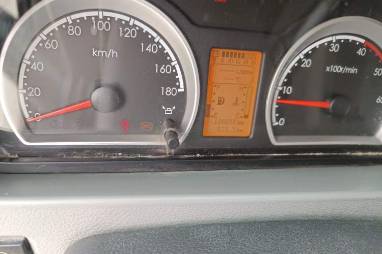 Used Dongfeng Yufeng 2014 3.0T Lingyun Version Short Wheelbase Mid-Roof Emission Standard IV ZD30 Odometer Close Up