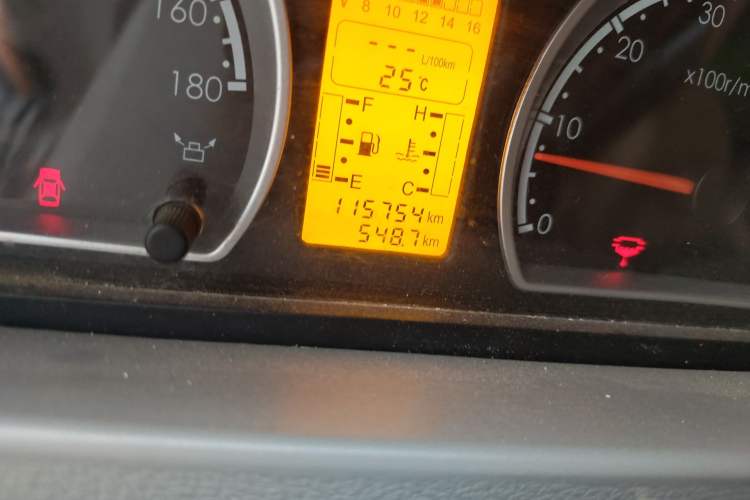 Used Dongfeng Yufeng 2014 2.5T YuliBao Logistics Vehicle Standard Features Include Short Wheelbase with Mid-Roof ZD25 Odometer Close Up