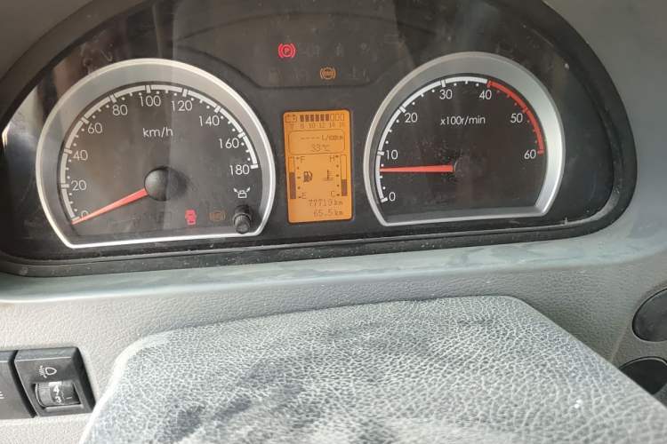 Used Dongfeng Yufeng 2014 2.5T YuliBao Logistics Vehicle Mid-axle Mid-roof ZD25 Odometer Close Up