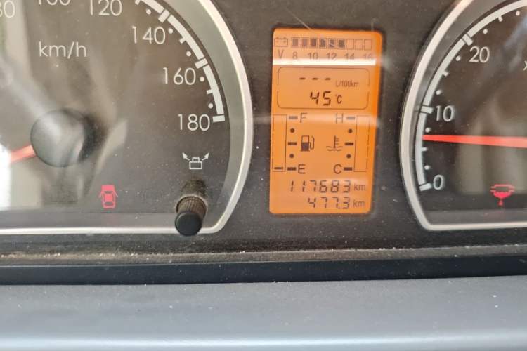 Used Dongfeng Yufeng 2014 2.5T YuliBao Logistics Vehicle Standard Features Include Short Wheelbase with Mid-Roof ZD25 Odometer Close Up