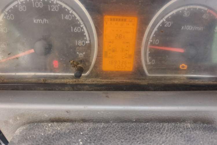 Used Dongfeng Yufeng 2014 2.5T YuliBao Logistics Vehicle Mid-axle Mid-roof ZD25 Odometer Close Up