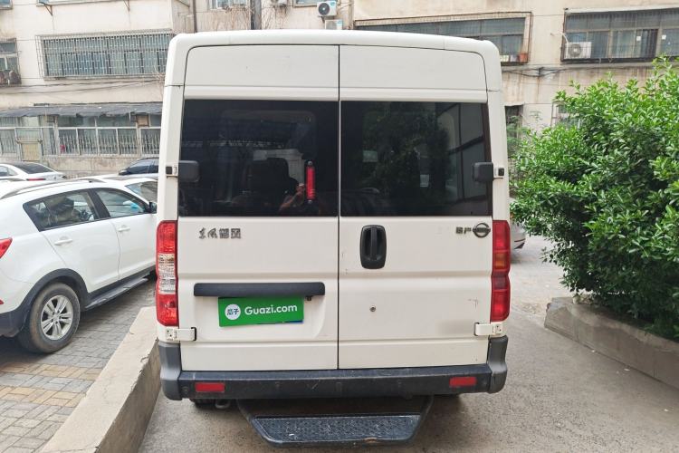 Used Dongfeng Yufeng 2014 2.5T YuliBao Logistics Vehicle Standard Features Include Short Wheelbase with Mid-Roof ZD25 Rear