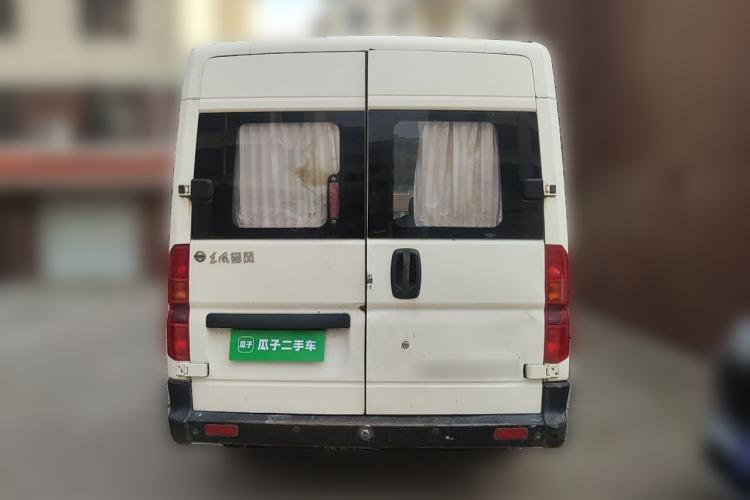 Used Dongfeng Yufeng 2014 2.5T YuliBao Logistics Vehicle Mid-axle Mid-roof ZD25 Rear