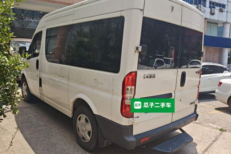 Used Dongfeng Yufeng 2014 2.5T YuliBao Logistics Vehicle Standard Features Include Short Wheelbase with Mid-Roof ZD25 Rear Left 45 Deg
