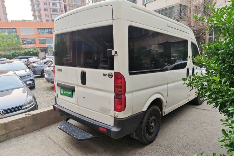 Used Dongfeng Yufeng 2014 2.5T YuliBao Logistics Vehicle Standard Features Include Short Wheelbase with Mid-Roof ZD25 Rear Right 45 Deg