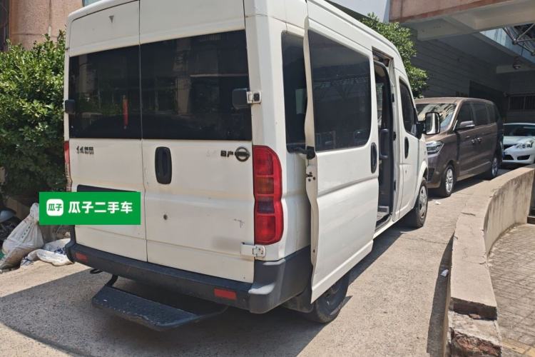 Used Dongfeng Yufeng 2014 2.5T YuliBao Logistics Vehicle Standard Features Include Short Wheelbase with Mid-Roof ZD25 Rear Right 45 Deg