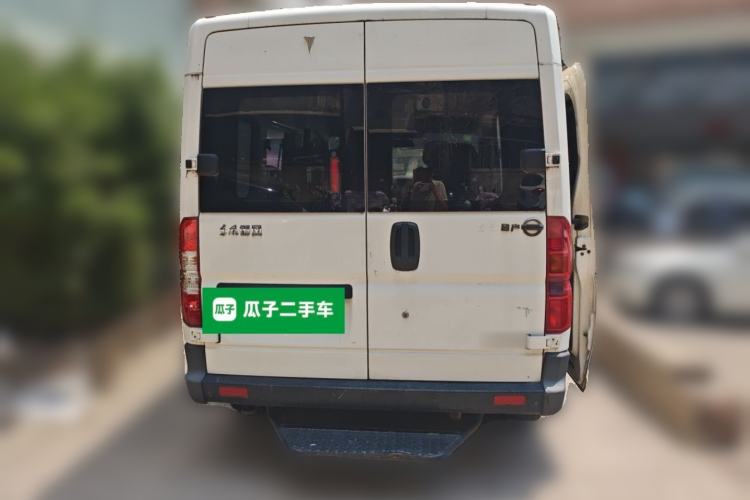 Used Dongfeng Yufeng 2014 2.5T YuliBao Logistics Vehicle Standard Features Include Short Wheelbase with Mid-Roof ZD25 Rear