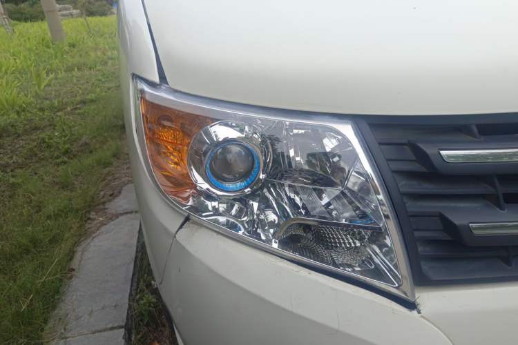 Used Dongfeng Yufeng 2014 3.0T Lingyun Version Short Wheelbase Mid-Roof Emission Standard IV ZD30 Right Front Headlight