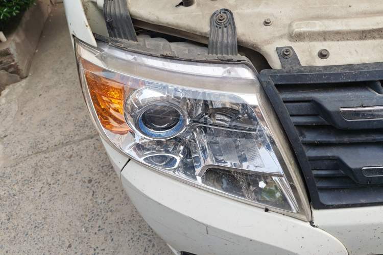 Used Dongfeng Yufeng 2014 2.5T YuliBao Logistics Vehicle Standard Features Include Short Wheelbase with Mid-Roof ZD25 Right Front Headlight
