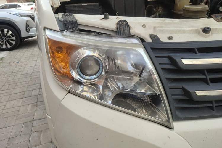 Used Dongfeng Yufeng 2014 2.5T YuliBao Logistics Vehicle Mid-axle Mid-roof ZD25 Right Front Headlight