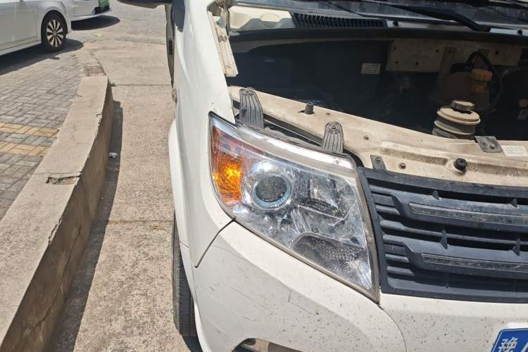 Used Dongfeng Yufeng 2014 2.5T YuliBao Logistics Vehicle Standard Features Include Short Wheelbase with Mid-Roof ZD25 Right Front Headlight