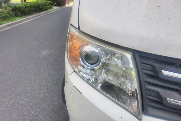 Used Dongfeng Yufeng 2014 2.5T YuliBao Logistics Vehicle Mid-axle Mid-roof ZD25 Right Front Headlight