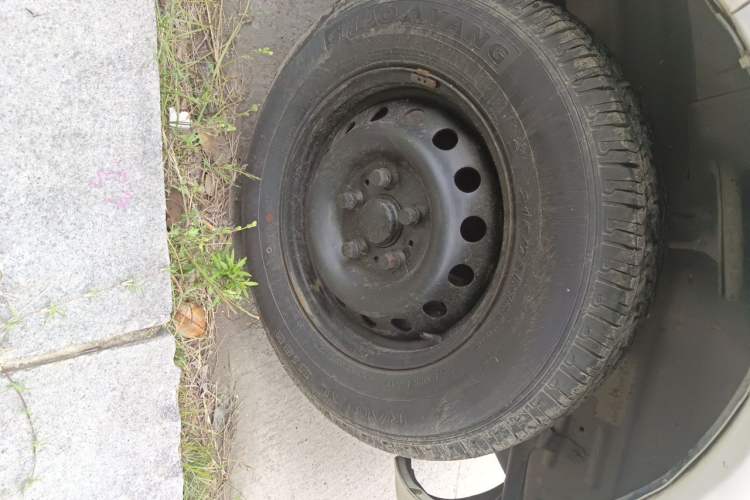 Used Dongfeng Yufeng 2014 3.0T Lingyun Version Short Wheelbase Mid-Roof Emission Standard IV ZD30 Right Front Wheel Hub