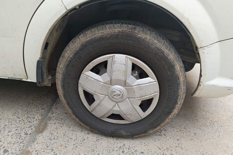 Used Dongfeng Yufeng 2014 2.5T YuliBao Logistics Vehicle Standard Features Include Short Wheelbase with Mid-Roof ZD25 Right Front Wheel Hub