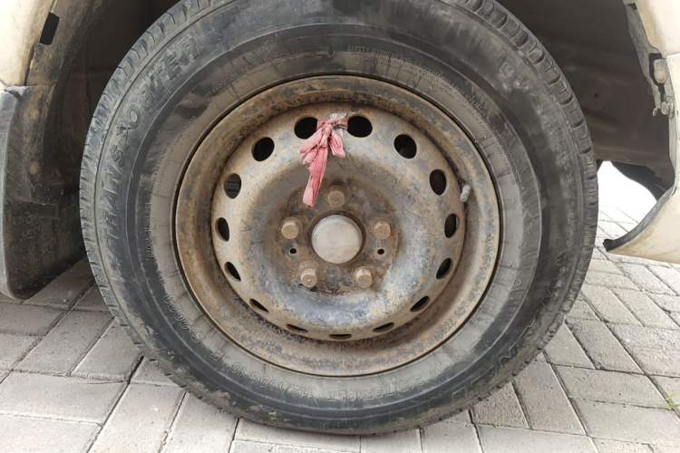 Used Dongfeng Yufeng 2014 2.5T YuliBao Logistics Vehicle Mid-axle Mid-roof ZD25 Right Front Wheel Hub