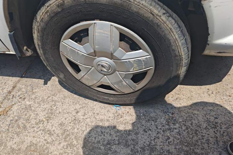 Used Dongfeng Yufeng 2014 2.5T YuliBao Logistics Vehicle Standard Features Include Short Wheelbase with Mid-Roof ZD25 Right Front Wheel Hub