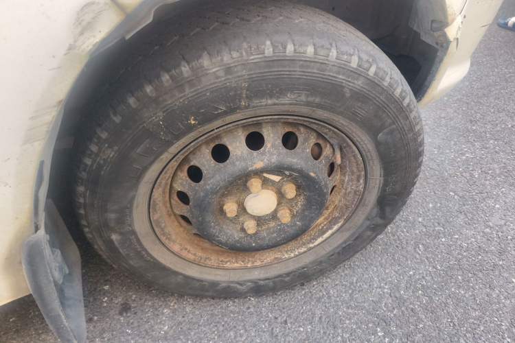 Used Dongfeng Yufeng 2014 2.5T YuliBao Logistics Vehicle Mid-axle Mid-roof ZD25 Right Front Wheel Hub