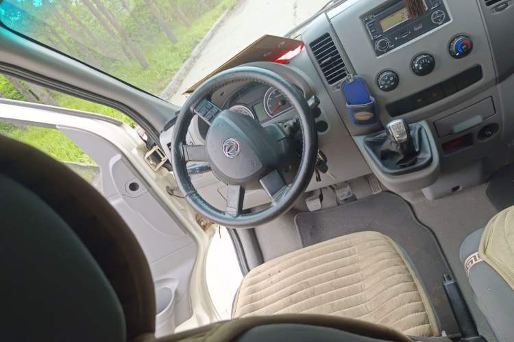 Used Dongfeng Yufeng 2014 3.0T Lingyun Version Short Wheelbase Mid-Roof Emission Standard IV ZD30 Steering Wheel