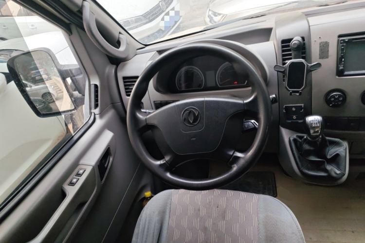 Used Dongfeng Yufeng 2014 2.5T YuliBao Logistics Vehicle Standard Features Include Short Wheelbase with Mid-Roof ZD25 Steering Wheel