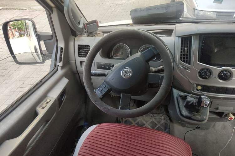 Used Dongfeng Yufeng 2014 2.5T YuliBao Logistics Vehicle Mid-axle Mid-roof ZD25 Steering Wheel