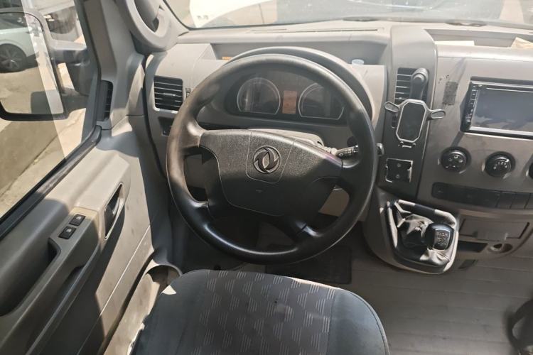 Used Dongfeng Yufeng 2014 2.5T YuliBao Logistics Vehicle Standard Features Include Short Wheelbase with Mid-Roof ZD25 Steering Wheel
