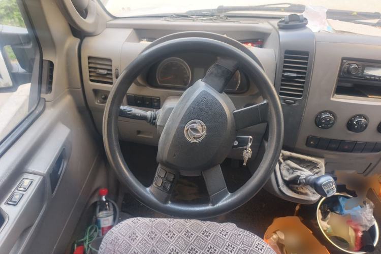 Used Dongfeng Yufeng 2014 2.5T YuliBao Logistics Vehicle Mid-axle Mid-roof ZD25 Steering Wheel
