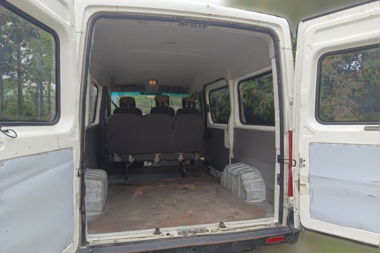 Used Dongfeng Yufeng 2014 3.0T Lingyun Version Short Wheelbase Mid-Roof Emission Standard IV ZD30 Trunk